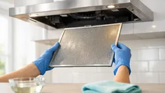 Cum cureți hota de grăsime cu oțet, săpun și alcool, fără să zgârii inoxul