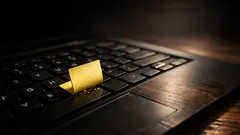 Trucul cu Post-it pentru curățarea tastaturii în 2 minute, fără apă și fără demontare