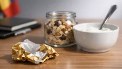 Gustarea sănătoasă care taie pofta de dulce: muesli cu fructe și nuci, simplu și sățios