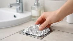Miros de canalizare în baie? Trucul cu folia de aluminiu care te salvează pe moment