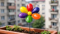 Cum faci flori decorative din lingurițe de plastic: DIY rapid pentru balcon și grădină