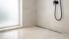 Duș walk-in fără cădiță: ce trebuie să știi ca să nu băltească apa