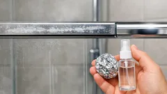 Trucul cu folie de aluminiu care scoate calcarul de pe șinele cabinei de duș în câteva minute